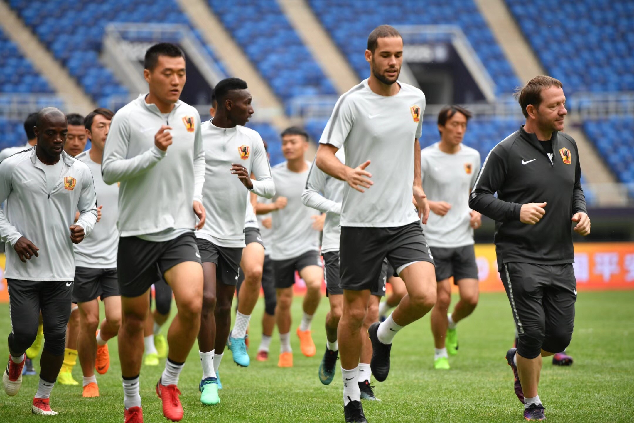 冲刺阶段上海久事远射贴柱：欧联节点到来，压力陡增，赛程密集仍需轮换-开云体育app